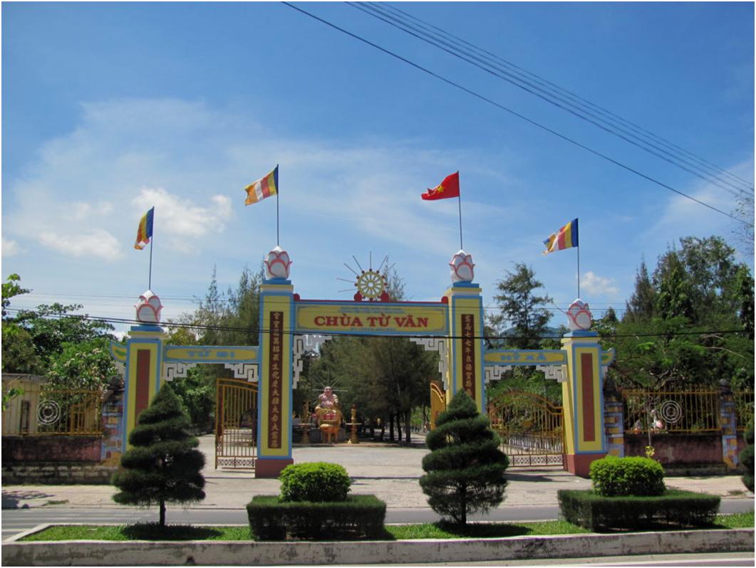Вход в пагоду Từ Vân в городе Камрань, Вьетнам
