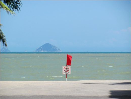 Красный флаг на городском пляже Нячанга